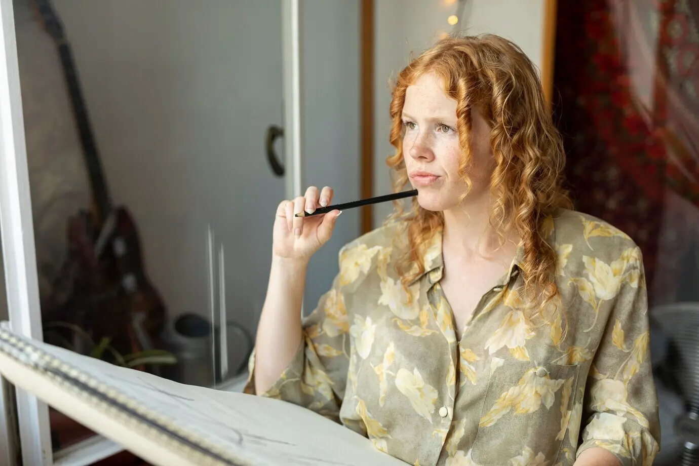 Seitenansicht einer Frau mit Bleistift, die nachdenkt.