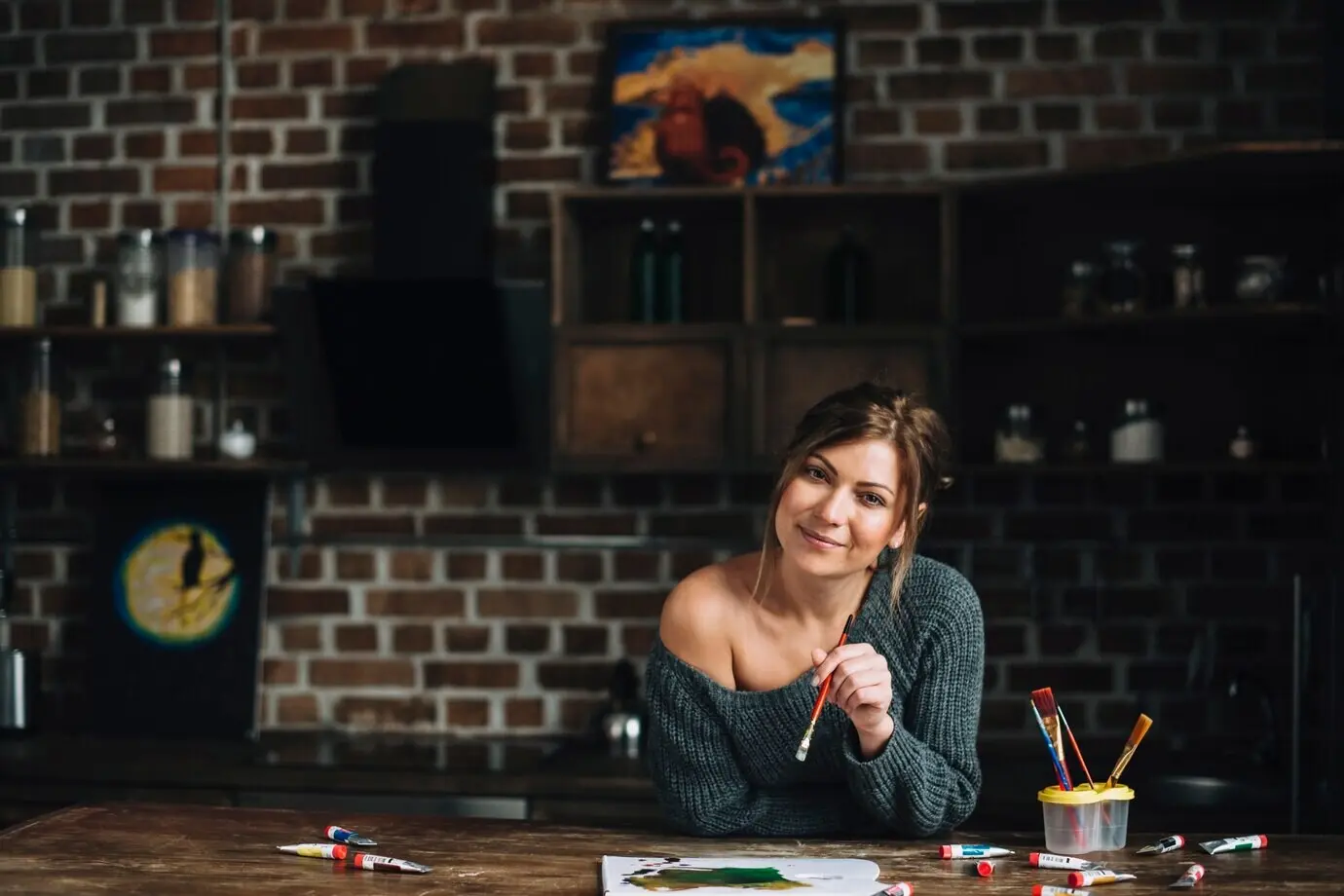 Bitte sende die ursprüngliche Beschreibung von „Smiling artist“, damit ich sie auf Deutsch umformulieren kann.